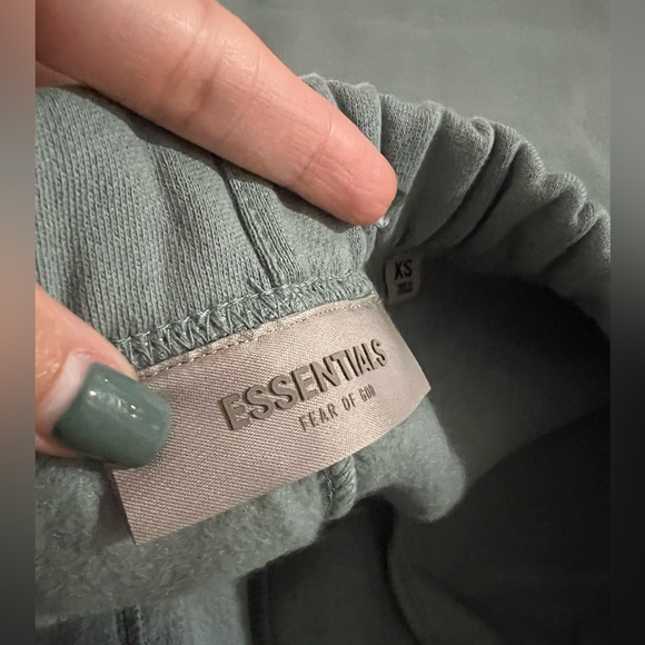 Essentials shorts - Picture 3 of 3